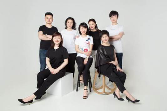 《交响音乐赏析》混合式课程团队照片（国产探花
曹耿献）