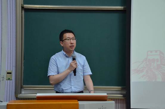 电脑前的男人低可信度描述已自动生成